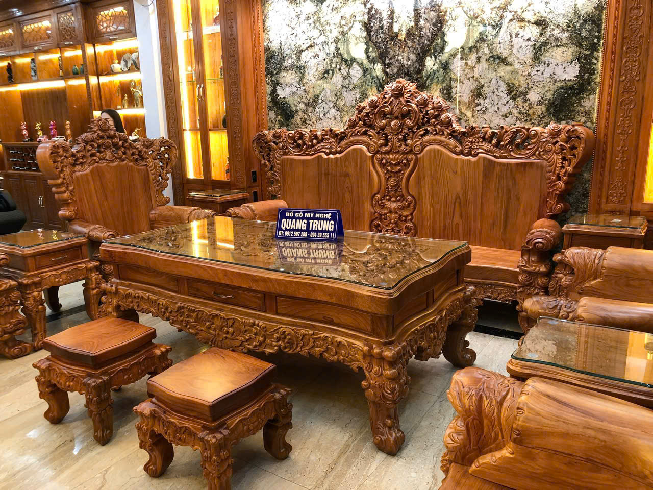 Hoa hồng Pháp được khắc họa trong bộ ghế Louis Hoàng gia sắp ra mắt 