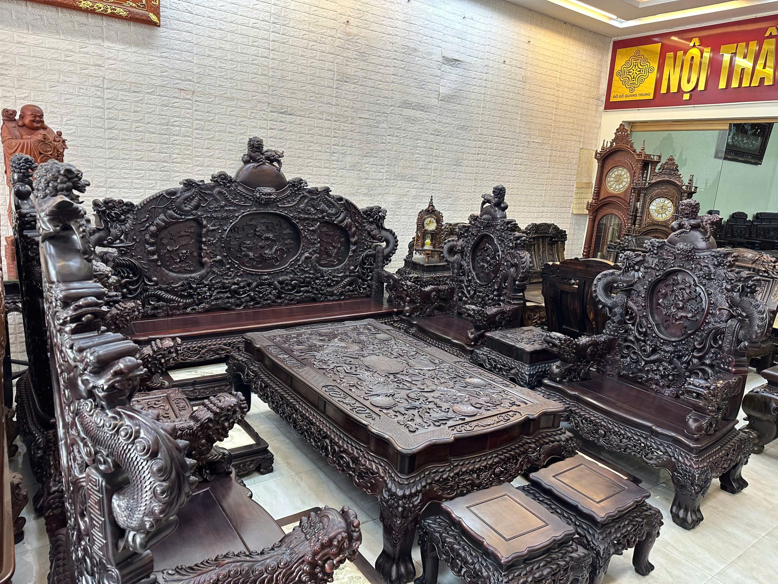 Chiếc bàn khích thước cực lớn của bộ bàn ghế Rồng Đỉnh gỗ trắc đoản 3m, 17 món - Top 1 bộ bàn ghế đẳng cấp đại gia